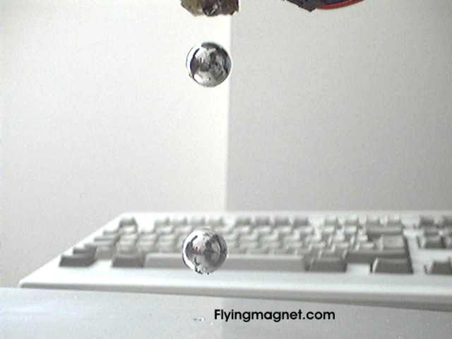 L�vitation de 2 sph�res n�odyme de 12,5 mm, superpos�es et li�es